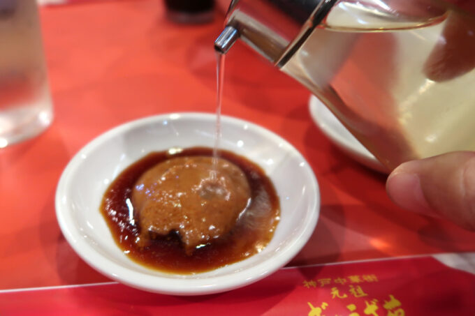 神戸市の南京町「元祖ぎょうざ苑」壺の味噌だれと醤油とお酢を合わせる
