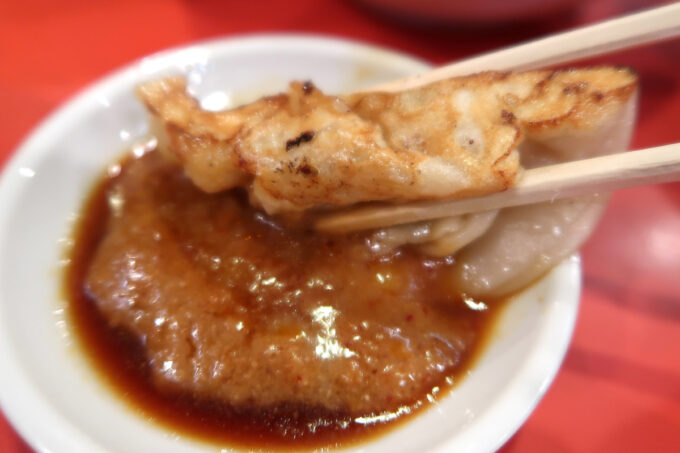 神戸市の南京町「元祖ぎょうざ苑」焼き餃子に味噌だれをつけていただく