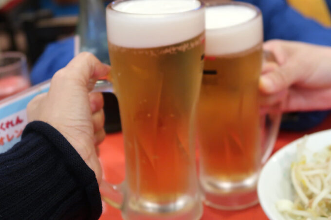 神戸市の南京町「元祖ぎょうざ苑」生ビール（アサヒスーパードライ、550円）で乾杯