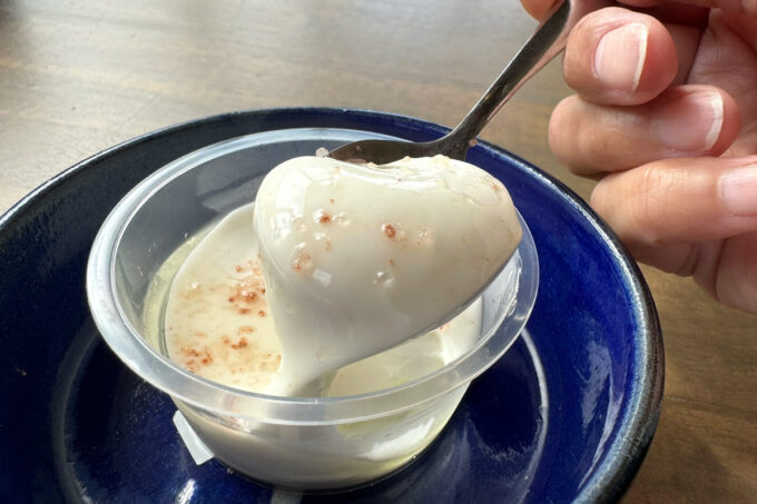 那覇市金城「花商ファクトリーカフェ」ジーマーミ豆腐にオリーブオイル＋岩塩がおいしい