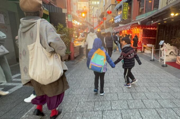 神戸市の中華街・南京町で小籠包を探し求めて歩く一行