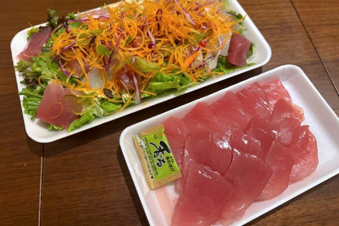 糸満市「勝冷凍」で買ったキハダマグロの刺身と海鮮サラダ