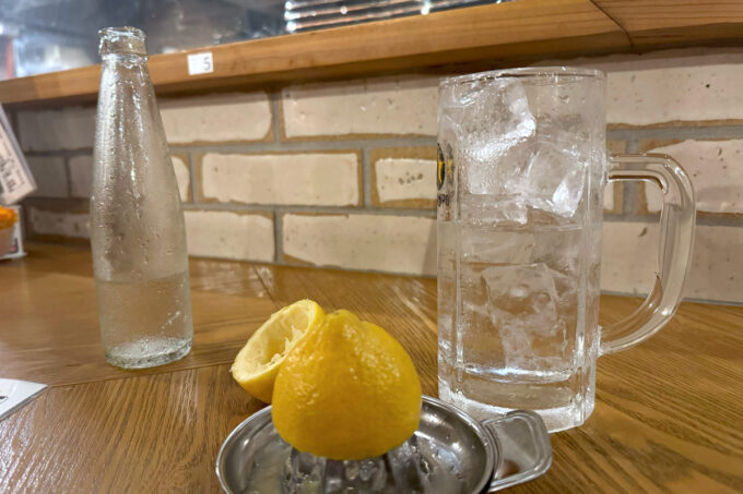 那覇市牧志「もつ焼きばん 沖縄那覇店」レモンサワーの中をおかわりするも、かなりの焼酎で驚く