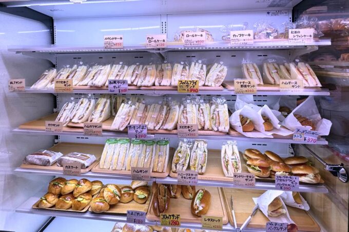 神戸市「トミーズ 三宮東店」サンドイッチ類が並んだ冷蔵ケース