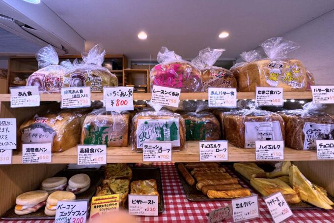 神戸市「トミーズ 三宮東店」あん食をはじめに、さまざまな食パンが並んだ棚