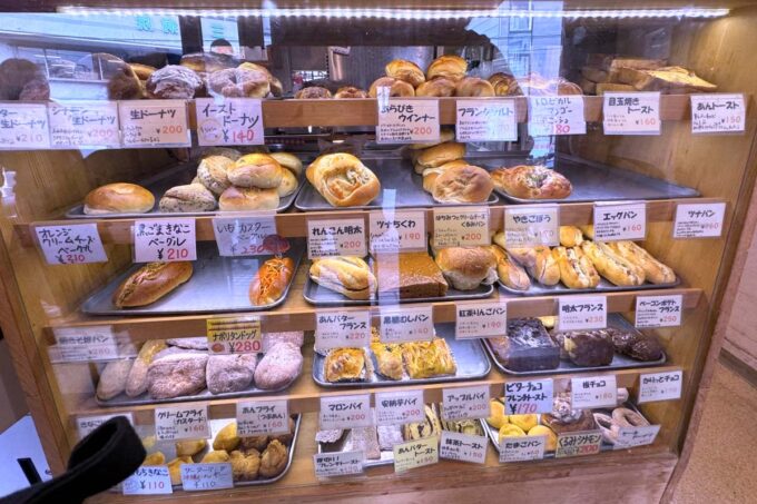 神戸市「トミーズ 三宮東店」菓子パンやおかずおパンが並ぶ棚