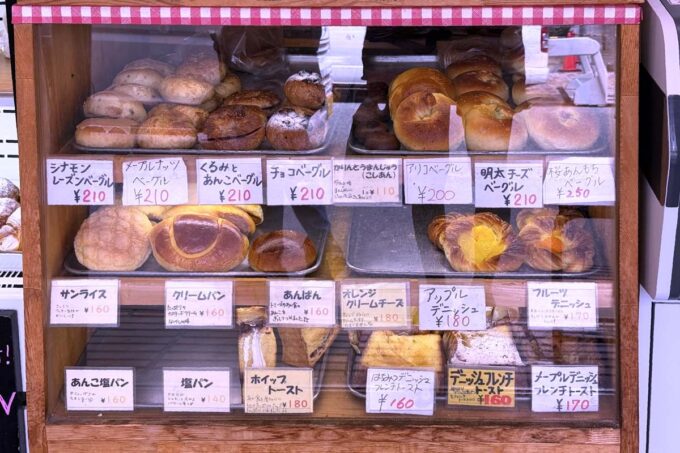 神戸市「トミーズ 三宮東店」どれもおいしそうなパンばかり