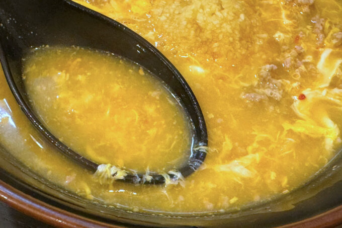 川崎市「タン担麺 中担」タンタン麺（鶏骨、辛さ控えめ）のスープ