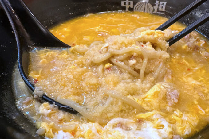 川崎市「タン担麺 中担」ニンニクダブルをスープに混ぜ混ぜすると余計にウマい