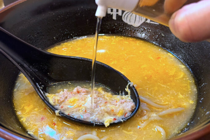 川崎市「タン担麺 中担」タンタン麺（鶏骨、辛さ控えめ）のスープにお酢ドバで味変