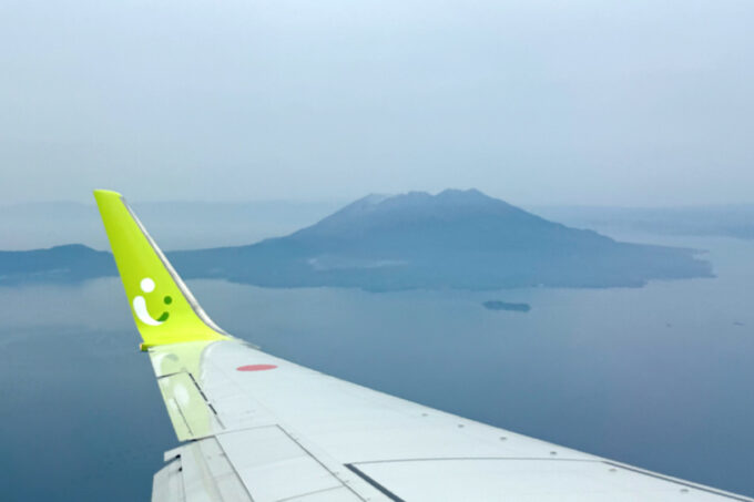 那覇から鹿児島へ向かうフライトは、桜島の横を通過して感極まった