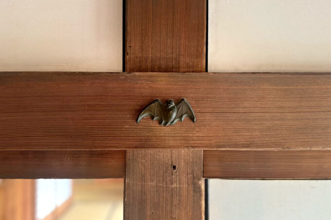 鹿児島の「仙巌園」の御殿でコウモリ型の釘隠しを見た