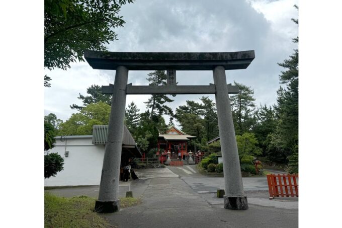 桜島フェリー乗り場からすぐの月讀神社