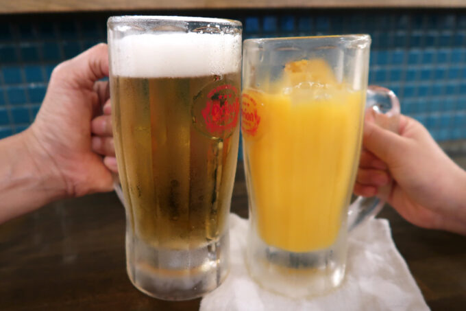 那覇市松尾「大衆キッチンたまや」せんべろのオリオンビールとオレンジジュース（390円）