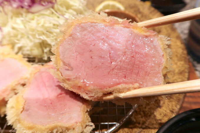 蒲田「とんかつ 大希」箸で持ち上げると、肉汁がジュワッとする白ヒレカツ