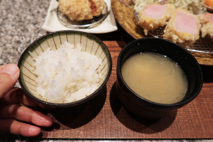 蒲田「とんかつ 大希」定食についてきた羽釜ごはんと味噌汁