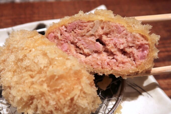 蒲田「とんかつ 大希」白い岩中豚メンチカツのお肉はピンク！