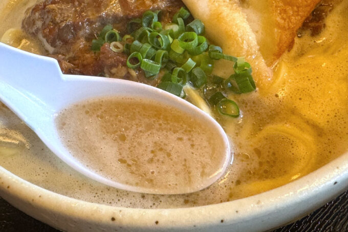 宮古島「島とうふ 春おばぁ食堂」ぶた出汁ソーキそばのスープ
