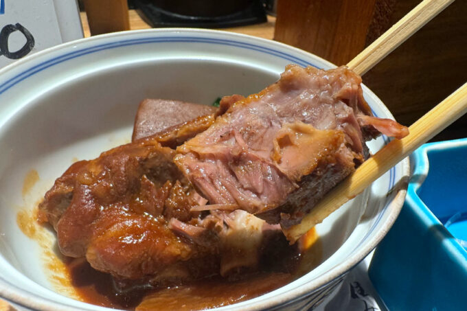 鹿児島「正調さつま料理 熊襲亭」名物のとんこつは、豚のあばら骨付近の肉を柔らかく煮込んだもの