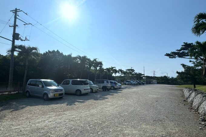 伊良部島「國仲商店」の駐車場は広い