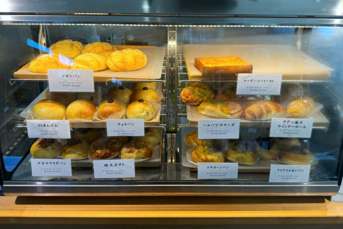 伊良部島「國仲商店」パンの種類がどんどん増えていく