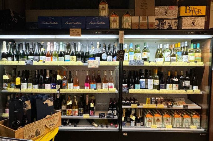 那覇市「ワイン食堂トランク イタリアゴハン 小禄店」店内ではワインの販売もしている