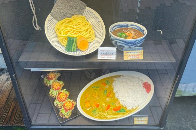 那覇市牧志「麺家ゆきたく」店前にある黄色いカレーなどの食品サンプル