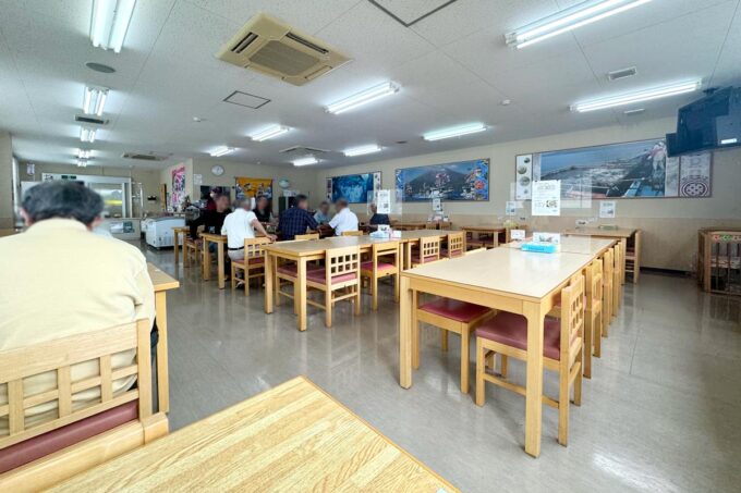 鹿児島県垂水市「味処 海の桜勘（おうかん）」の店内（テーブル席）