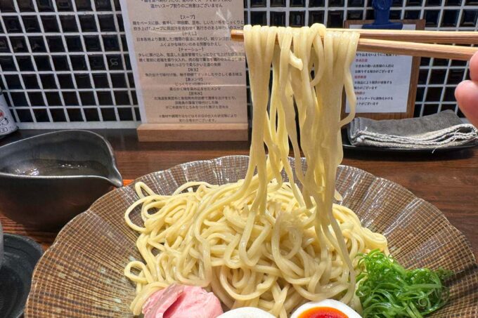 東京都葛飾区金町「ramen club トトノエ」昆布水つけそばの麺を箸上げ