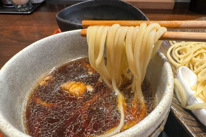 東京都葛飾区金町「ramen club トトノエ」麺に旨みたっぷりのつけ汁をたっぷりからめる