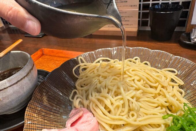 東京都葛飾区金町「ramen club トトノエ」麺に昆布水を掛け回すと旨みが何段階にも分かれて押し寄せる