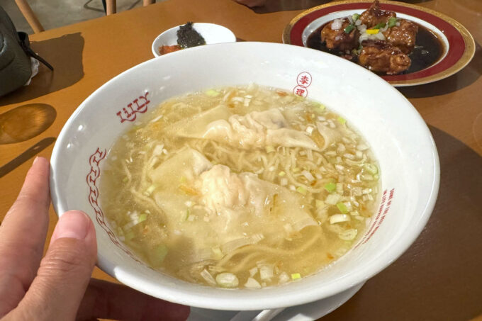 浦添市「レストランリリー（RESTAURANT Lilly -李理-）」ランチのメインメニュー（海老ワンタン麺）