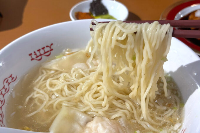 浦添市「レストランリリー（RESTAURANT Lilly -李理-）」海老ワンタン麺の麺