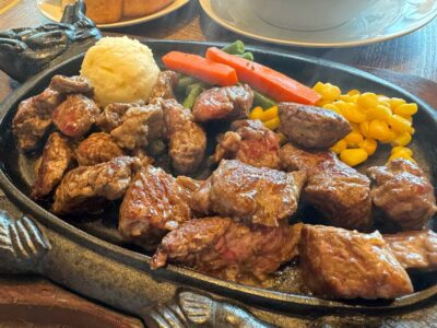 「ステーキハウス88 那覇空港店」一口大にカットされたステーキが食べやすく、気に入っている