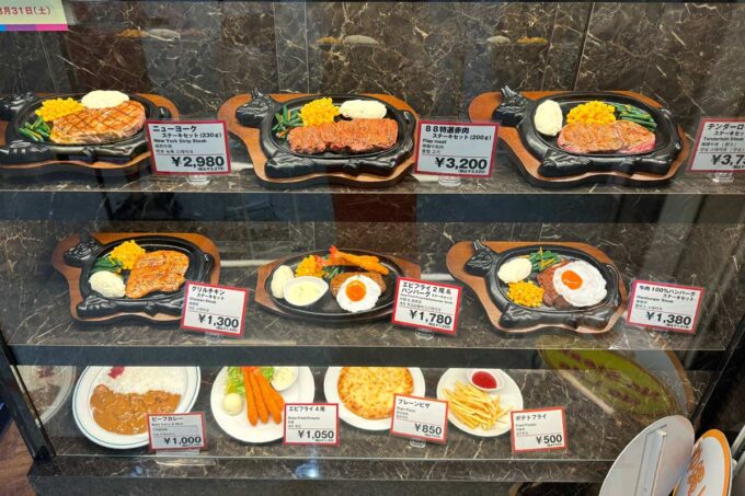 「ステーキハウス88 那覇空港店」入り口付近に展示された食品サンプル