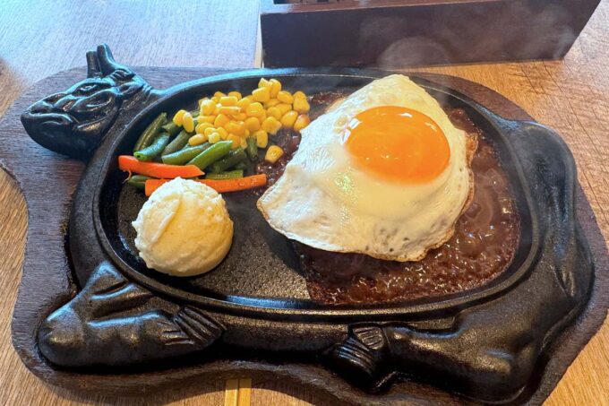 「ステーキハウス88 那覇空港店」牛肉100％ハンバーグステーキ（1518円）