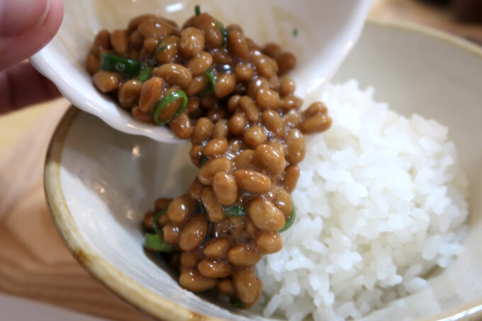 那覇市松山「玉城豆腐のみそ汁屋」トッピングの納豆（100円）