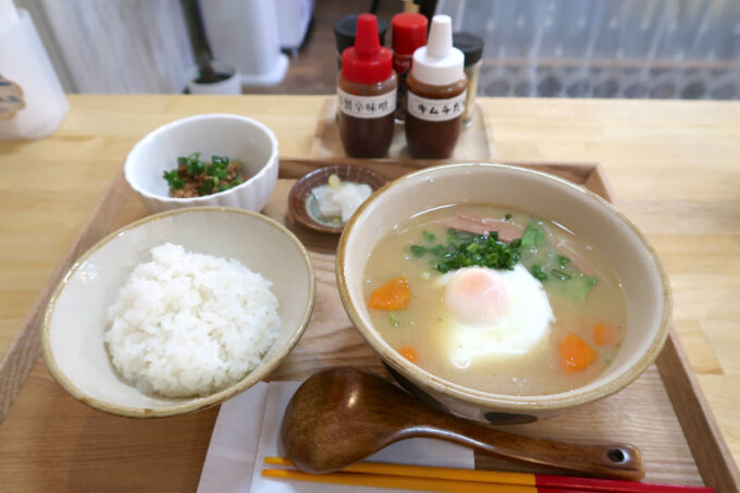 那覇市松山「玉城豆腐のみそ汁屋」みそ汁（800円）を正面から撮影