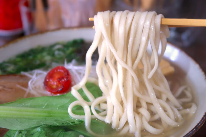 浦添市前田「つきしろそば」ニライカナイそばの麺