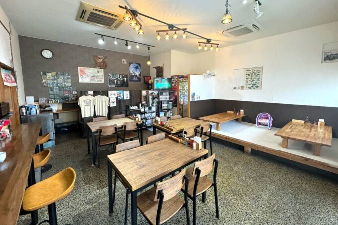 浦添市前田「つきしろそば」の店内（客席）