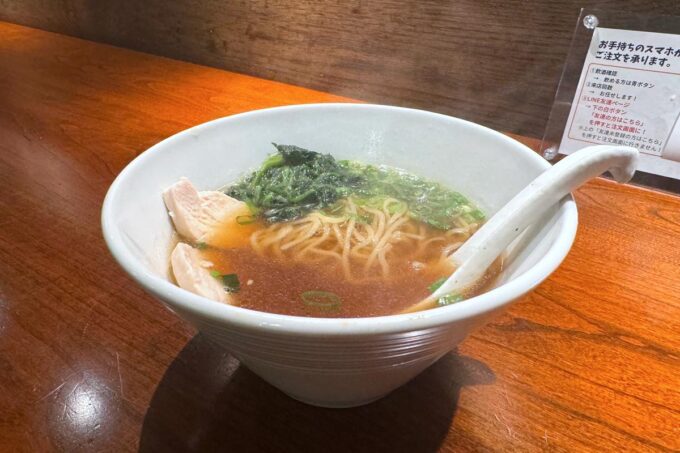 柏市「やきとり家すみれ 柏東口店」淡麗鶏だし醤油ラーメンのハーフ（548円）