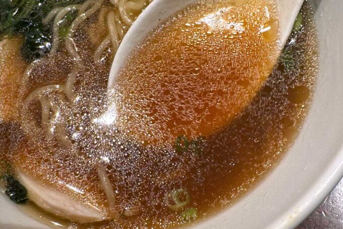 柏市「やきとり家すみれ 柏東口店」淡麗鶏だし醤油ラーメンのスープ