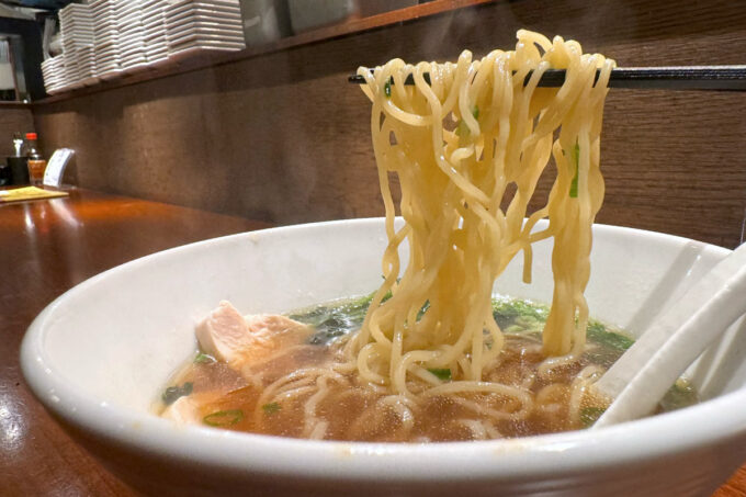 柏市「やきとり家すみれ 柏東口店」淡麗鶏だし醤油ラーメンの麺