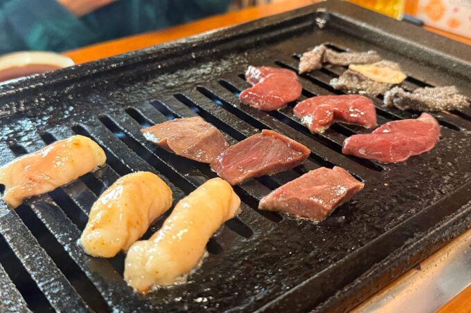 那覇市「焼肉 大扇」ロースターに肉を並べる