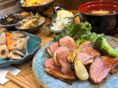 宜野湾市普天間「次女のレシピ」でいただいた、次女のランチ 鴨ローストのオレンジソース（1815円）がおいしかった