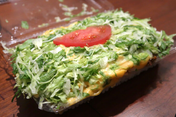 宜野湾市「キングタコス喜友名店」テイクアウトのタコライスチーズ野菜（800円）