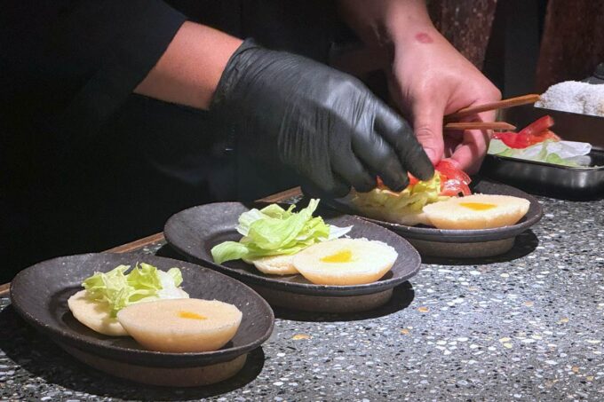 那覇市前島「Lang Tang（ランタン）」蒸籠で蒸したパンに野菜をセットする