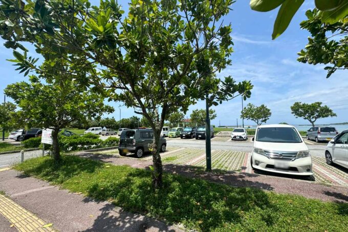 糸満市「PORTO（ポルト）」の目の前にある南浜公園の駐車場に車を停めた