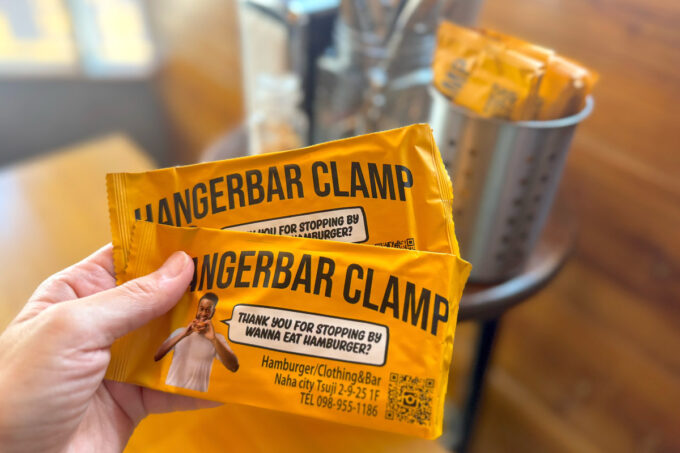 那覇市「HANGERBAR CLAMP」のお手拭きが凝っていた