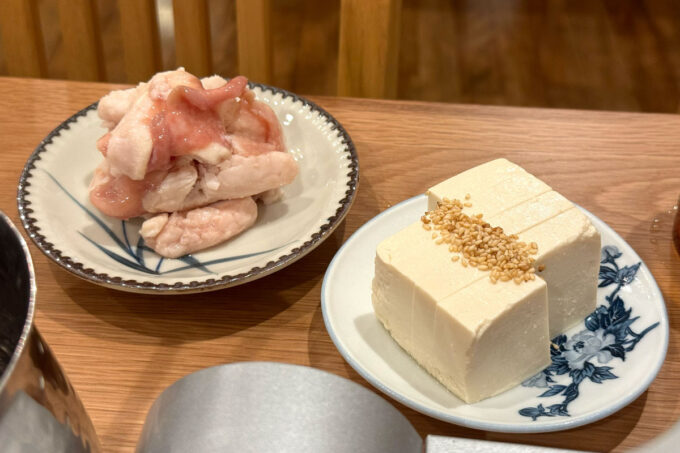 那覇市「もつ鍋レストラン 水島宗三郎」追加したホルモン1人前（950円）とお豆腐（300円）